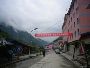 Kongdang ist eine geteilte Stadt. Links die traditionelle Hälfte, rechts die chinesische Neuinterpretation. Kongdang ist eine geteilte Stadt. Links die traditionelle Hälfte, rechts die chinesische Neuinterpretation.