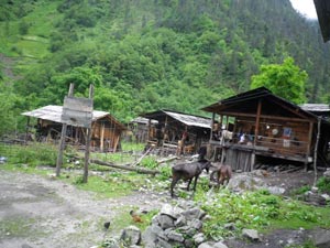 Eines der letzten noch nicht sanierten Dörfer der Region, Mudang. Eines der letzten noch nicht sanierten Dörfer der Region, Mudang.