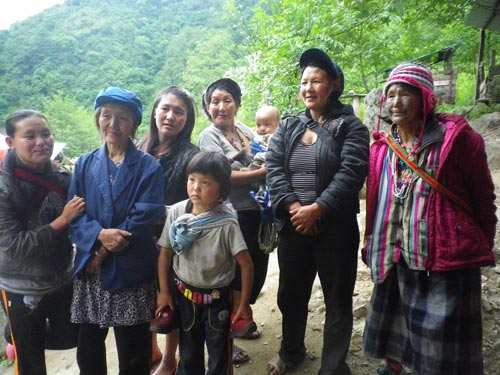 Eine Familie der Dulong-Minderheit. Die alte Dame in Pink ist eine der wenigen Dutzend, die noch die traditionelle Gesichtstätowierung haben.