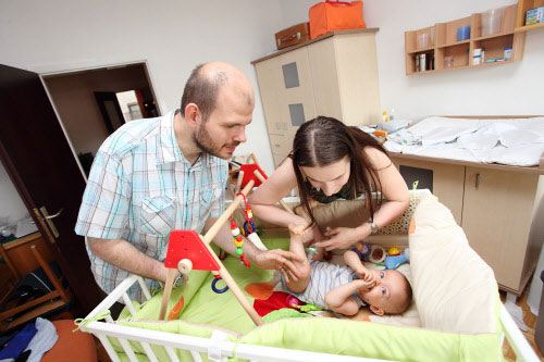 Mit Baby-Vorbereitungskursen, Internetrecherchen und elterlicher Unterstützung machten sich Jakob Putz und Jasmin Treffer fit für die Aufgabe als Eltern ihres Sohnes Philipp.