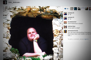 "Every now and then I lean out my window, look out for predator drones or smile for a satellite picture", scherzt Kim Dotcom auf seinem Twitter-Profil in Anspielung auf den Polizeieinsatz im Jänner. "Every now and then I lean out my window, look out for predator drones or smile for a satellite picture", scherzt Kim Dotcom auf seinem Twitter-Profil in Anspielung auf den Polizeieinsatz im Jänner.
