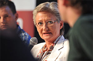 Zwischen den kritischen Fragen der Jugendlichen: Unterrichtsministerin Claudia Schmied. Zwischen den kritischen Fragen der Jugendlichen: Unterrichtsministerin Claudia Schmied.