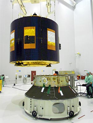 MSG-3 während der Montage im Ladeadapter der Ariane 5. MSG-3 während der Montage im Ladeadapter der Ariane 5.