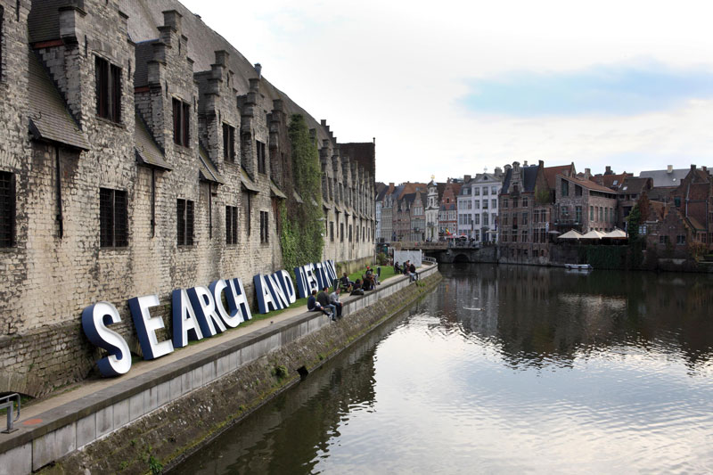 Kein Museum, sondern eine Stadt, die von den 250.000 Gentern intensiv " 
gelebt" wird: Das kostbare Erbe vergegenwärtigt Mekhitar Garbedian mit dem 
aggressiven Slogan "Search and destroy".