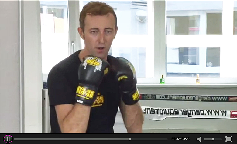 Mario-Max Schaumburg-Lippe beim Boxtraining - das gesamte Video über die Vorbereitungen ist hier zu sehen.