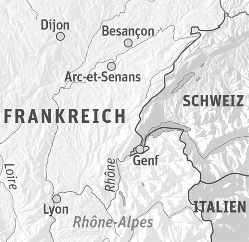 Der nächstgelegene Flughafen ist Basel/Mulhouse/Freiburg. In 
Besançon empfiehlt sich das neu eröffnete Hotel "Le Sauvage" direkt 
unter der Zitadelle.
Informationen: Fremdenverkehrsamt Franche-Comté