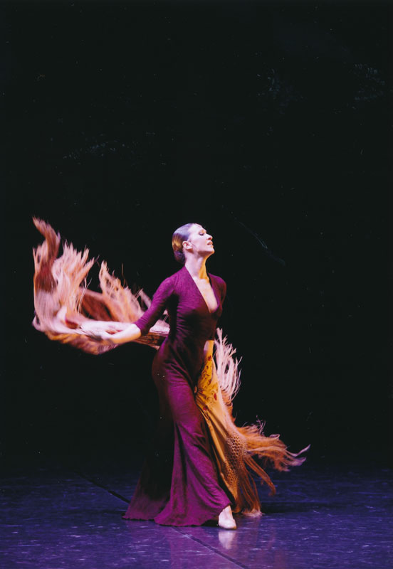 Ballett ist auch ein Tanz der Gegenwart. Manuel Legris versammelt Stücke 
aus der neueren Ballett-Choreografie rund um Jirí Kyliáns Duett "Il faut qu'une 
porte ...". Hier tanzt Helena Martin ihr Solostück "Halo". 