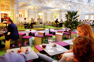 Nicht nur eine, sondern gleich zwei farbenfröhliche Terrassen bietet das neue Freyung 4 im Hof des Palais Kinsky.