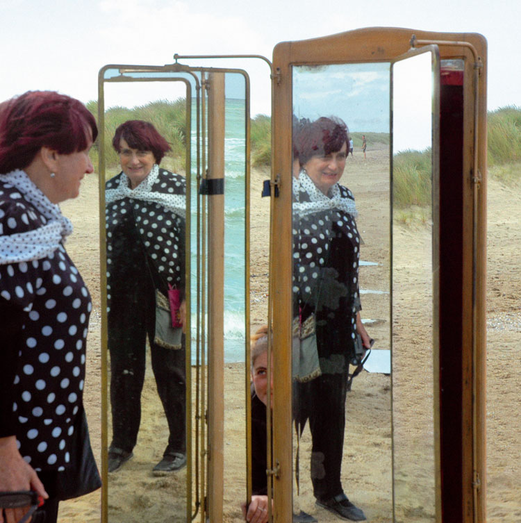 Rückspiegelung am Strand der Kindheit: Die französische Filmemacherin Agnès Varda sucht in "Les plages d'Agnès" nach Wegen, die eigenen Erinnerungen sichtbar zu machen.