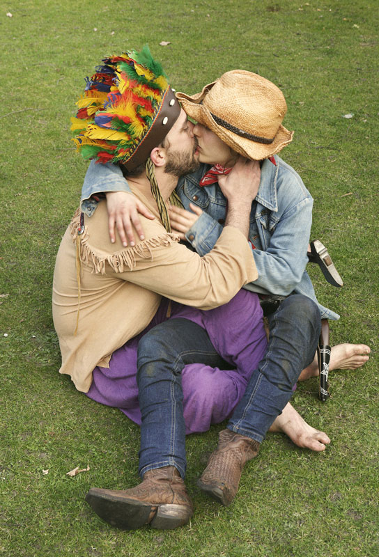 Die Narrenhüte der Liebe: Angela Schubot und Jared Gradinger haben sich 
eines alten Themas angenommen und stellen es so bewegend dar wie kaum jemand 
zuvor.
