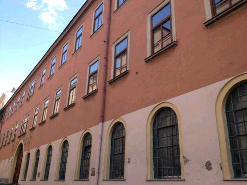 Langgestreckte Fassade mit Korbbogentor: die ehemalige Bösendorfer-Fabrik in der Graf-Starhemberg-Gasse 14. Hier werden 80 Wohnungen samt Tiefgarage errichtet.