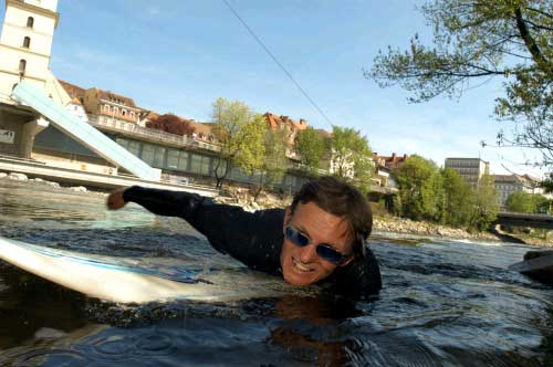 Surfen auf der Mur: Ein beliebter, aber, wie die medizinische Uni erhob, höchst gesundheitsgefährdender Wassersport. 