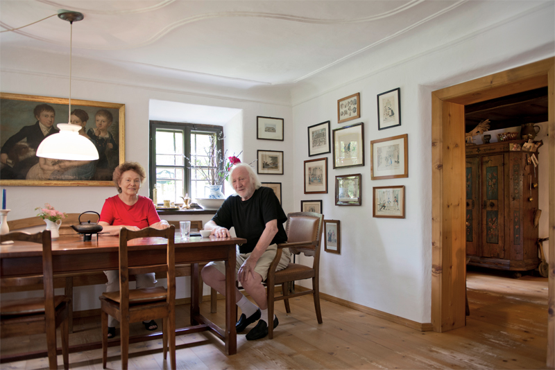 "Ich bin ein Freund des Biedermeier. Ich mag die Möbel, und ich mag die 
politische Gesinnung." Karl und Martha Merkatz in ihrer Stube in 
Straßwalchen.