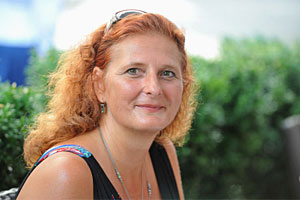 Gabriele Tebbich ist Geschäftsführerin der österreichischen NGO Horizont3000. "Entwicklungshelfer ist kein Beruf, er oder sie hat einen Beruf", sagt sie. Die Organisation nehmen laufend und gerne erfahrene Mitarbeiter auf. Gabriele Tebbich ist Geschäftsführerin der österreichischen NGO Horizont3000. "Entwicklungshelfer ist kein Beruf, er oder sie hat einen Beruf", sagt sie. Die Organisation nehmen laufend und gerne erfahrene Mitarbeiter auf.