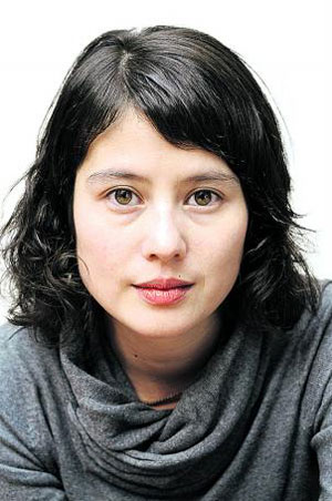 Milena Michiko Flašar: "Aus den Lautsprechern kam dieselbe Musik wie früher, doch die Magie hatte sich verflüchtigt und einer fast gespenstischen Stimmung Platz gemacht." Milena Michiko Flašar: "Aus den Lautsprechern kam dieselbe Musik wie früher, doch die Magie hatte sich verflüchtigt und einer fast gespenstischen Stimmung Platz gemacht."