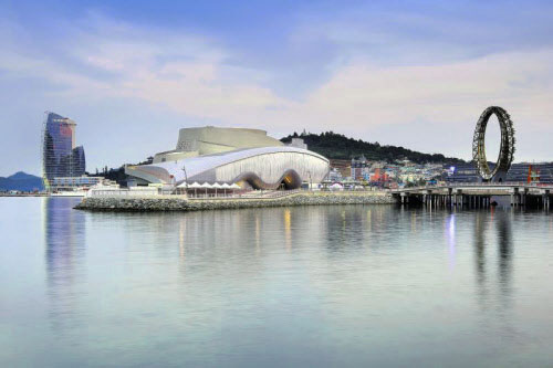 Das Highlight der diesjährigen Expo: Ocean-&amp;-Coast-Themenpavillon der 
Salzburger Architekten Soma mit geschlossener ... 