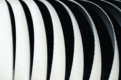 ... und geöffneter Fassade. Die innovative Technologie begeistert Publikum 
und Experten. Ansonsten fällt die Qualität der Länderbeiträge ins Wasser.