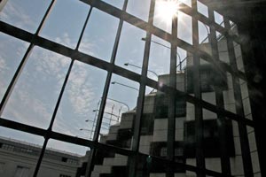 Wer hinter Gittern sitzt, ist nicht  immer  schuldig, wie jährlich  
dutzende  Menschen  erleben.  Bei der  Entschädigung für 
ungerechtfertigte Haft spart die  Republik aber. 