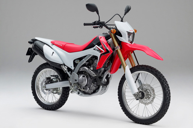 Honda CRF 250 L
Motor: 1 Zylinder-4-Takt-Motor, 4 VentileHubraum: 249,4 ccmLeistung: 17 kW (23 PS) bei 8.500 U/minDrehmoment: 22 Nm bei 7.000 U/minKraftübertragung: 6-Gang-Getriebe und KetteRadaufhängung vorne: 43 mm USD-GabelRadaufhängung hinten: Schwinge mit Mono-StoßdämpferBremse vorne: Scheibenbremse, Ø 256 mm, 2-KolbenBremse hinten: Scheibenbremse, Ø 220 mm, 1-KolbenReifen vorne: 3.00-21 51PReifen hinten: 120/80-18M/C 62PGewicht vollgetankt: 144 kgSitzhöhe: 875 mmPreis: ab 4.290 Euro