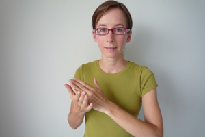 Stefanie Euler zeigt das Wort "Dolmetschen". Stefanie Euler zeigt das Wort "Dolmetschen".