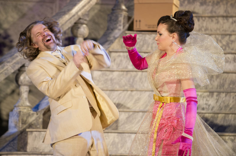 Freiluftoper lustig und gut: Marc-Olivier Oetterli (als Don Pasquale) und 
Chiara Skerath (als Norina). 
