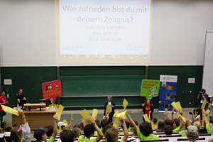 Die Kinder zeigten sich überaus wissbegierig. Die Kinder zeigten sich überaus wissbegierig.