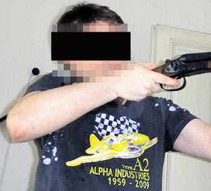 Die Idee, gemeinsam an den Schießstand zu gehen, begeisterte einen
Piraten so sehr, dass er ein Foto von sich ins Forum stellte. Die Idee, gemeinsam an den Schießstand zu gehen, begeisterte einen
Piraten so sehr, dass er ein Foto von sich ins Forum stellte.