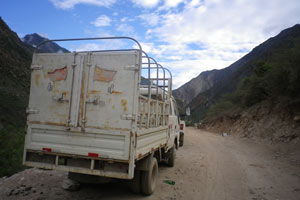 Die Straße entlang dem Nujiang-Fluss von China nach Tibet. Selbst tibetische Lastwagen sind mit China-Propaganda verziert. 