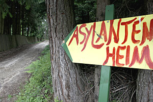 Wer in der Sonderbetreuungsanstalt auf der Saualm krank ist und zum Arzt
gebracht werden muss, bestimmen die Betreiberin und das Kärntner
Flüchtlingsreferat. Foto: Gerhard Maurer Wer in der Sonderbetreuungsanstalt auf der Saualm krank ist und zum Arzt
gebracht werden muss, bestimmen die Betreiberin und das Kärntner
Flüchtlingsreferat. Foto: Gerhard Maurer