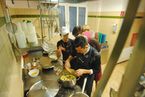 Slowfood-Cooks in Aktion: Jugendliche Asylwerber gingen meist mit viel Ehrgeiz an die Sache, sagt Projektbetreiberin Irene Weinfurter - der ausgeweitete Lehrzugang werde ihnen helfen.