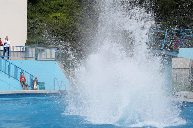 Übrigens: Am 14. Juli findet im Wiener Laaerbergbad die Show der deutschen Splashdiving-Nationalmannschaft statt. Arschbombeee!
Link
 Splashdiving