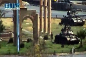 Panzer der syrischen Armee queren eine archäologische Stätte. Panzer der syrischen Armee queren eine archäologische Stätte.