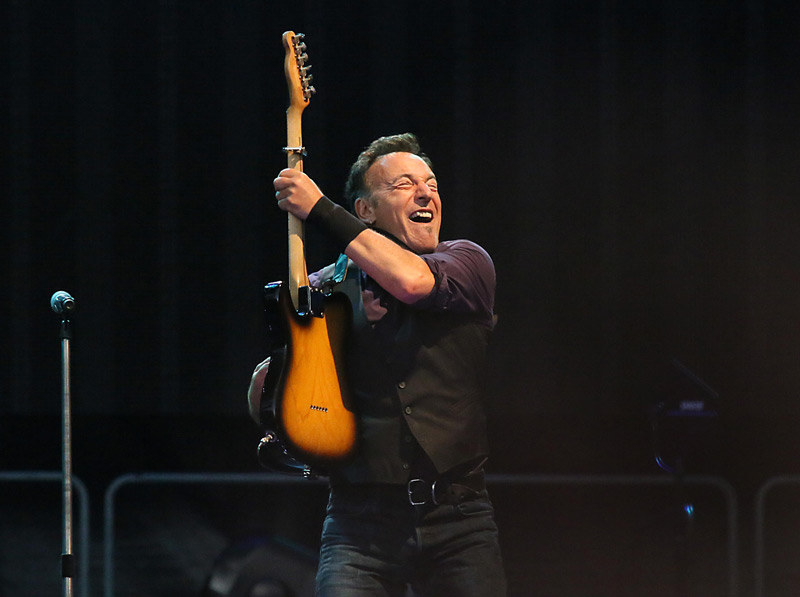 Ärmel aufgekrempelt, Gitarrenhals hochgeklappt und endlich wieder 
individuell Auto gefahren auf Amerikas mythischen Straßen: Bruce Springsteen 
nimmt sich Zeit für rund 51.000 Wiener. 