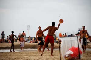 Strandtennis ist zwar Israels "Nationalsport", aber nicht jedermanns Sache. Strandtennis ist zwar Israels "Nationalsport", aber nicht jedermanns Sache.