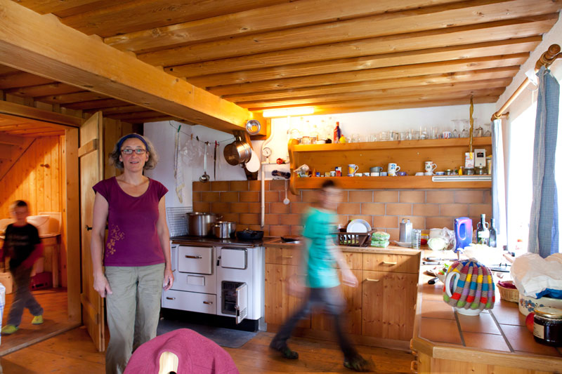 Die Küche ist der zentrale Raum der Almhütte. Im Sommer lebt Simone König mit Kindergruppen und Ziegen auf der Alpe Agtenwald.