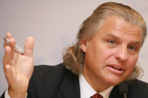 UPC-Boss Thomas Hintze: "Die Art und Weise, wie A1 hier Kunden in die
Irre geführt hat, zeigt, was von den Werbeaussagen von A1 zu halten
ist." UPC-Boss Thomas Hintze: "Die Art und Weise, wie A1 hier Kunden in die
Irre geführt hat, zeigt, was von den Werbeaussagen von A1 zu halten
ist."