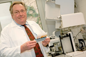Wolfgang R. Mayr ist Vorstand der Wiener Universitätsklinik für
Blutgruppenserologie und Transfusionsmedizin und seit 45 Jahren in der
Transfusionsmedizin tätig. Er ist Berater des Österreichischen Roten
Kreuzes im Blutspendewesen. Wolfgang R. Mayr ist Vorstand der Wiener Universitätsklinik für
Blutgruppenserologie und Transfusionsmedizin und seit 45 Jahren in der
Transfusionsmedizin tätig. Er ist Berater des Österreichischen Roten
Kreuzes im Blutspendewesen.