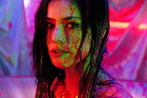Farbe oder Blut, bald ununterscheidbar: Miki Mizuno als Femme fatale in Sion Sonos Erotikdrama "Guilty of Romance". 
