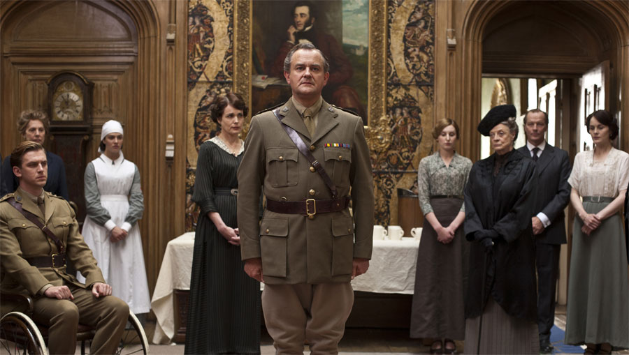 Der Erste Weltkrieg stellt die Adelsfamilie vor Aufgaben. Der Lord (Hugh
 Bonneville) stellt sich tapfer, Herzoginmutter Violet (Maggie Smith, 
Dritte von rechts) mit spitzer Zunge: Erfolgsserie "Downton Abbey".