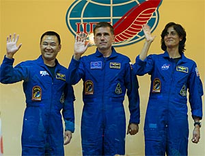 Die neuen ISS-Crewmitglieder bei einer Pressemkonferenz vor dem Abflug zur Raumstation (von links): Akihiko Hoshide (Japan), Juri Malentschenko (Russland) und Sunita Williams (USA). Die neuen ISS-Crewmitglieder bei einer Pressemkonferenz vor dem Abflug zur Raumstation (von links): Akihiko Hoshide (Japan), Juri Malentschenko (Russland) und Sunita Williams (USA).
