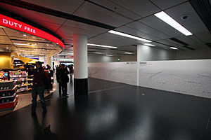 Die leeren Shops von Shopbetreiber Sardana sollen bald der Vergangenheit
angehören. Der Flughafen will rasch neu vermieten. Die leeren Shops von Shopbetreiber Sardana sollen bald der Vergangenheit
angehören. Der Flughafen will rasch neu vermieten.