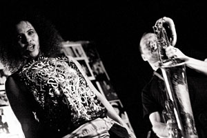 Sängerin Neneh Cherry hat für die Impros von The Thing die Kunst des
Schreis verinnerlicht. Sängerin Neneh Cherry hat für die Impros von The Thing die Kunst des
Schreis verinnerlicht. 