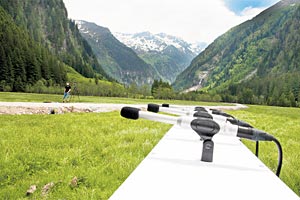 Was wie die Vorbereitungen auf eine Pressekonferenz im Freien aussieht, ist ein
Aufbau für das sich selbst organisierende Sensorsystem im Nationalpark Hohe
Tauern. Damit können völlig autonom Bewegungen von Mensch und Tier verfolgt und
analysiert werden. Was wie die Vorbereitungen auf eine Pressekonferenz im Freien aussieht, ist ein
Aufbau für das sich selbst organisierende Sensorsystem im Nationalpark Hohe
Tauern. Damit können völlig autonom Bewegungen von Mensch und Tier verfolgt und
analysiert werden.