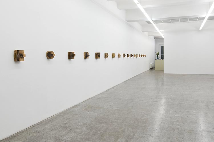 Ein "Kopf" folgt dem anderen: Hans Schabus spannt seine Holzobjekte in der Galerie Engholm in eine Diskussion zu Abstraktion und Figuration ein. 