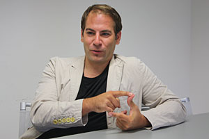 Bernd Semrad arbeitet am Institut für Publizistik- und Kommunikationswissenschaft: "Es ist kein 08/15-Job, ich würde es auch nie bloß als Beruf bezeichnen, es ist eine Berufung." Bernd Semrad arbeitet am Institut für Publizistik- und Kommunikationswissenschaft: "Es ist kein 08/15-Job, ich würde es auch nie bloß als Beruf bezeichnen, es ist eine Berufung."