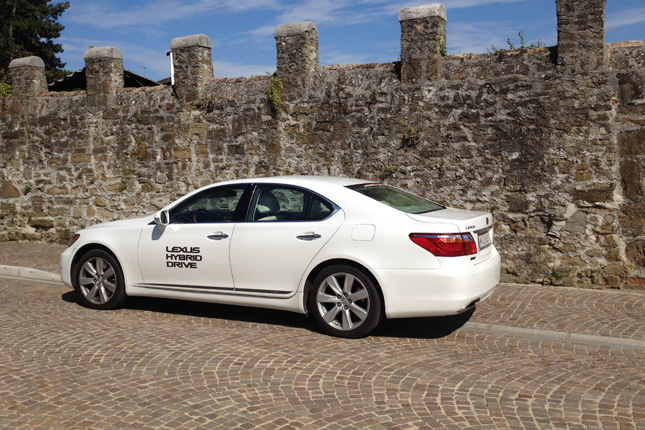 Die Motorisierung im Lexus LS 600h ist erhaben und bietet Privilegien von Benzin- und Elektromotor.