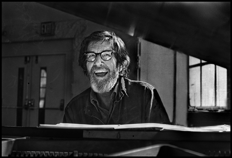 "Ich habe nichts zu sagen, und das sage ich, und es ist Poesie": 
John Cage, vielseitig talentierter Avantgarde-Künstler, Meister des 
Nichts.