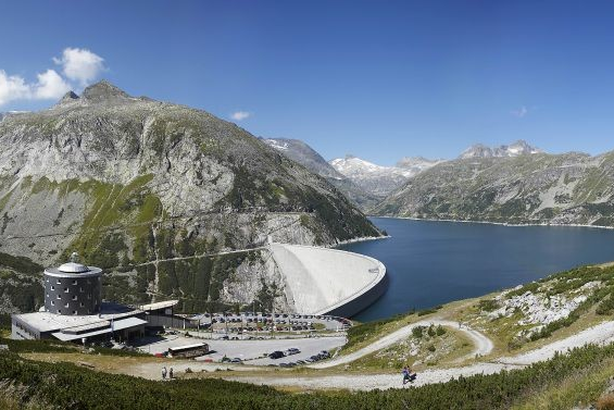 Die Kölbreinsperre ist die höchste Staumauer des Landes, der Kölbreinspeicher der größte Spechersee Österreichs.
Informationen: Verbund Tourismus