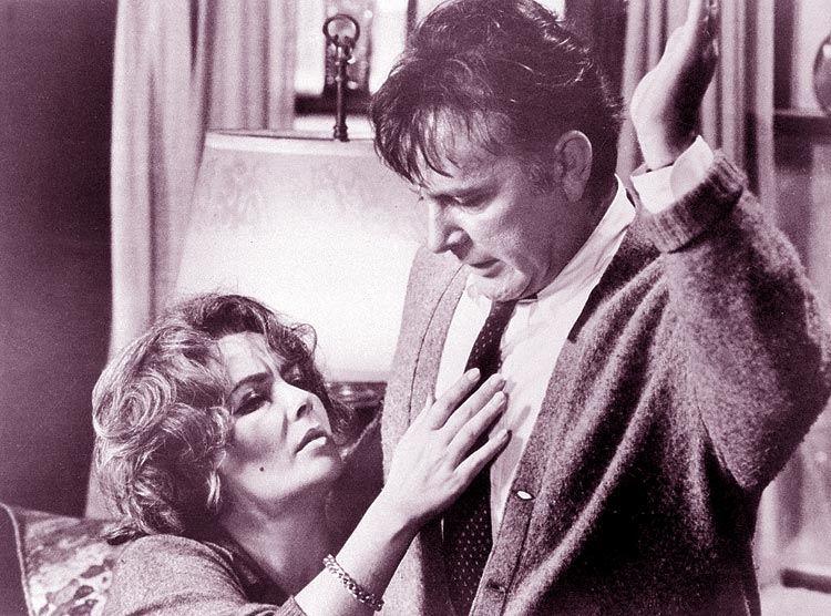 Scheitern: Martha (Liz Taylor) und George (Richard Burton) in E. Albees 
Stück: "Wer hat Angst vor Virginia Woolf?" (Verfilmung 1966). 
