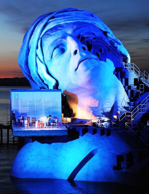 Und wieder nimmt der tote Revolutionär Marat sein Klangbad im Bodensee: das temporäre Bregenzer Wahrzeichen in Aktion. 
